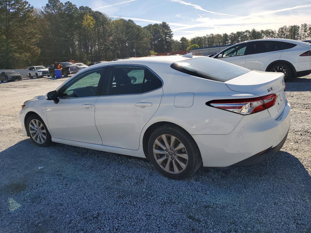 2020 Toyota Camry Le - Фото 2