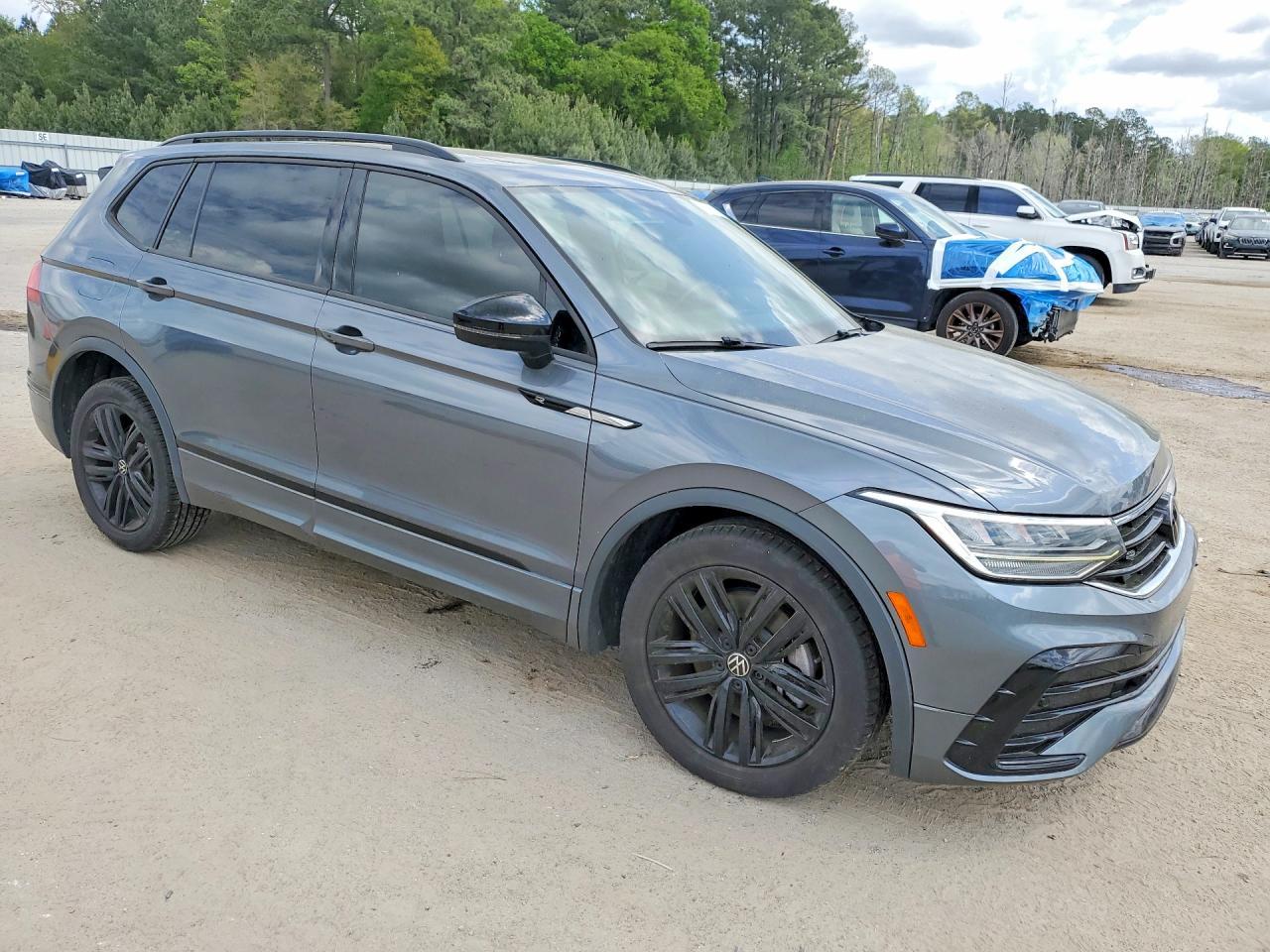 2022 Volkswagen Tiguan Se R-Line Black - Image 4