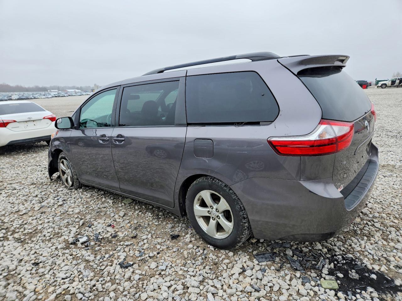 2015 Toyota Sienna Le 8-Passenger - Фото 2