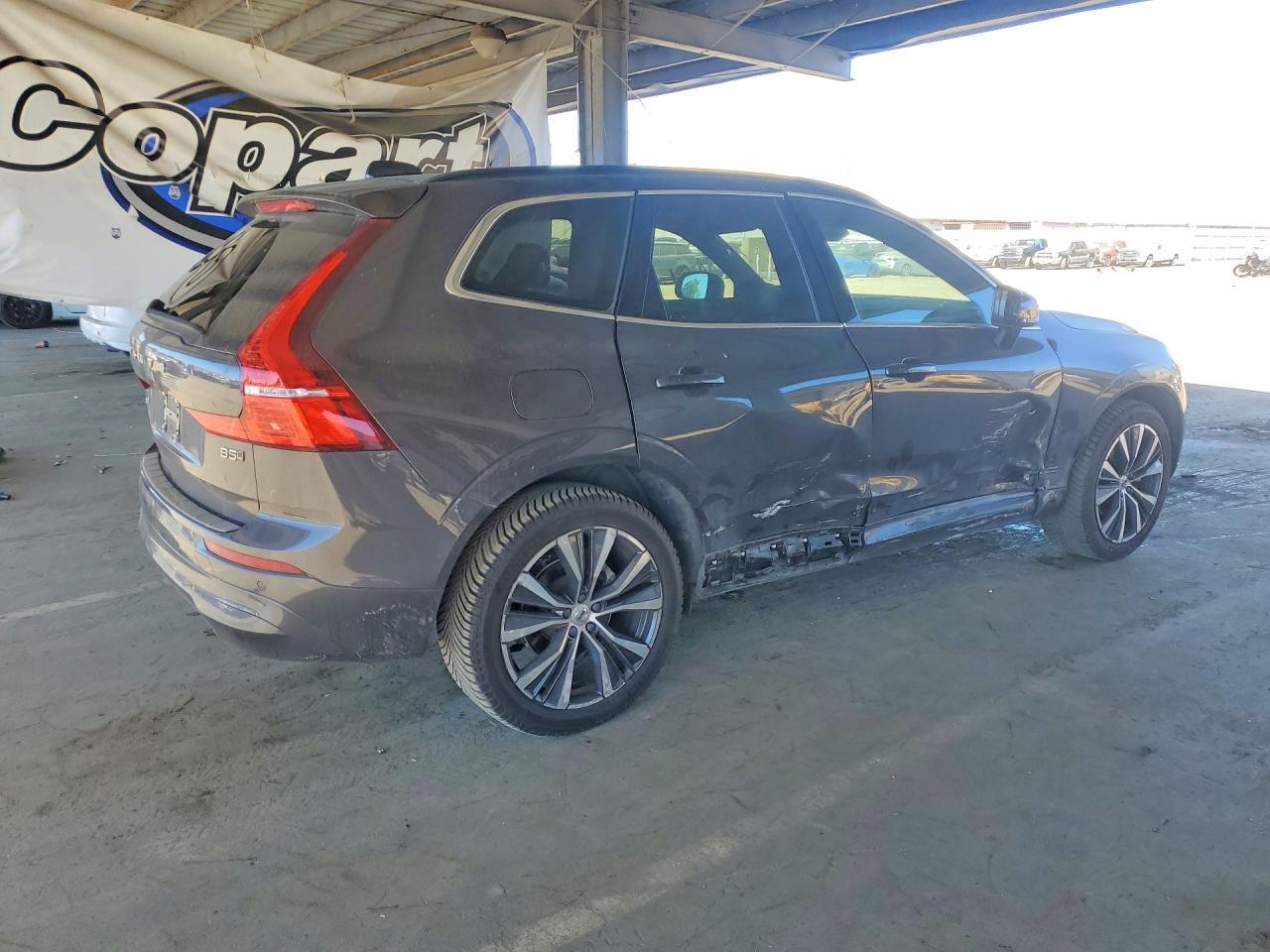 2022 Volvo Xc60 B5 Momentum - Image 3