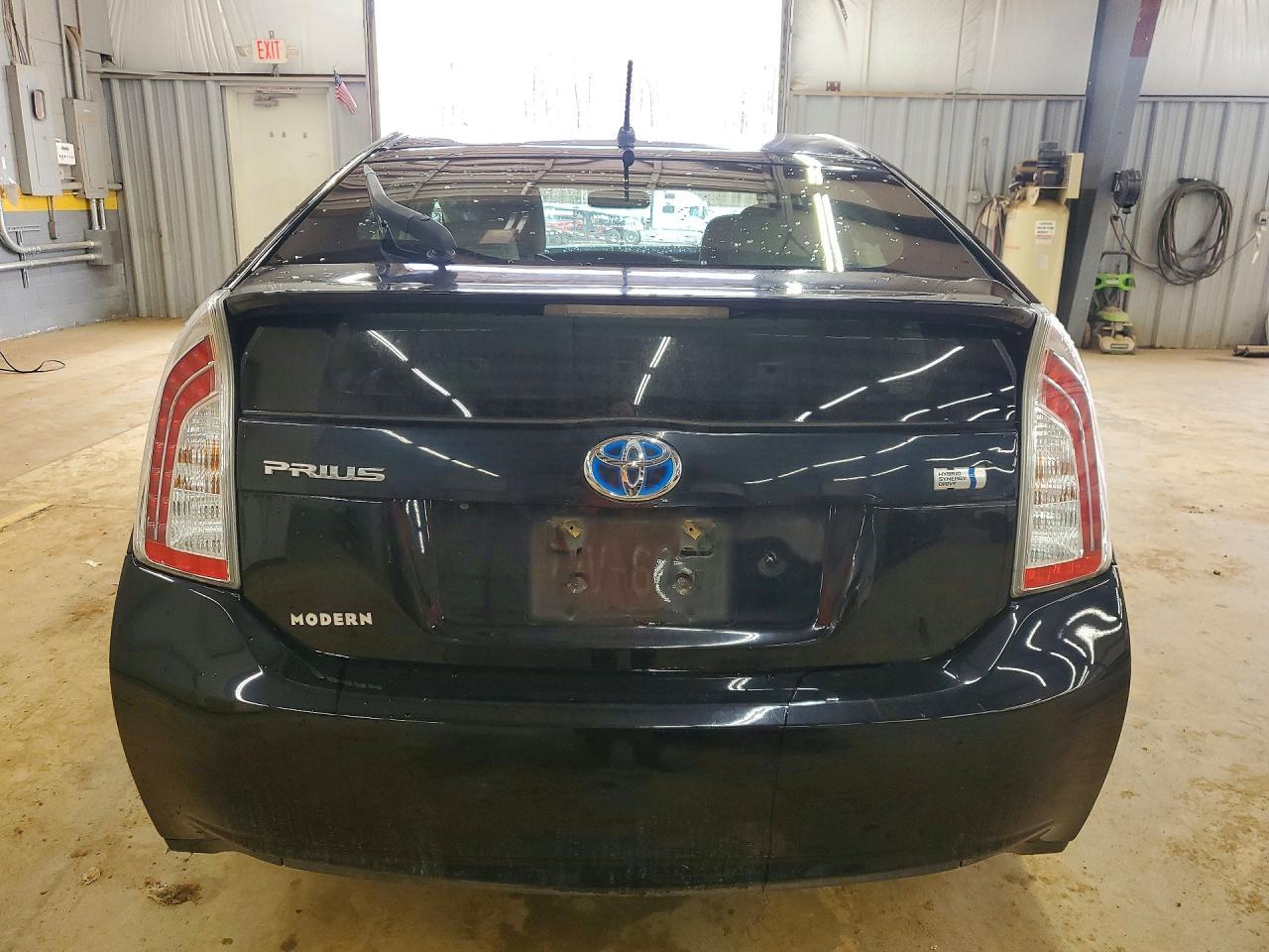 2015 Toyota Prius Two - Фото 6