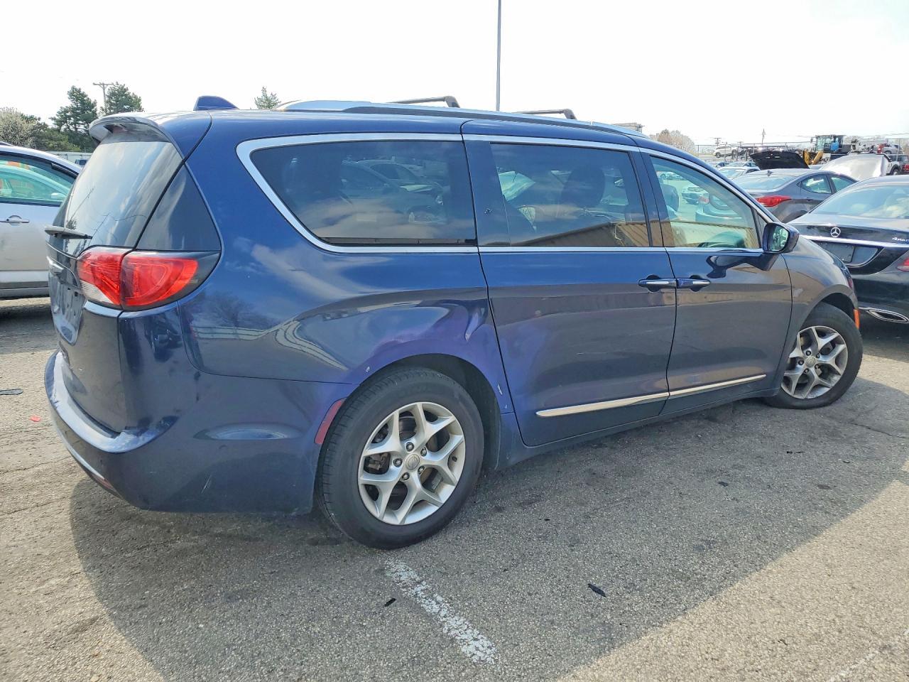 2017 Chrysler Pacifica Touring L Plus - Фото 3