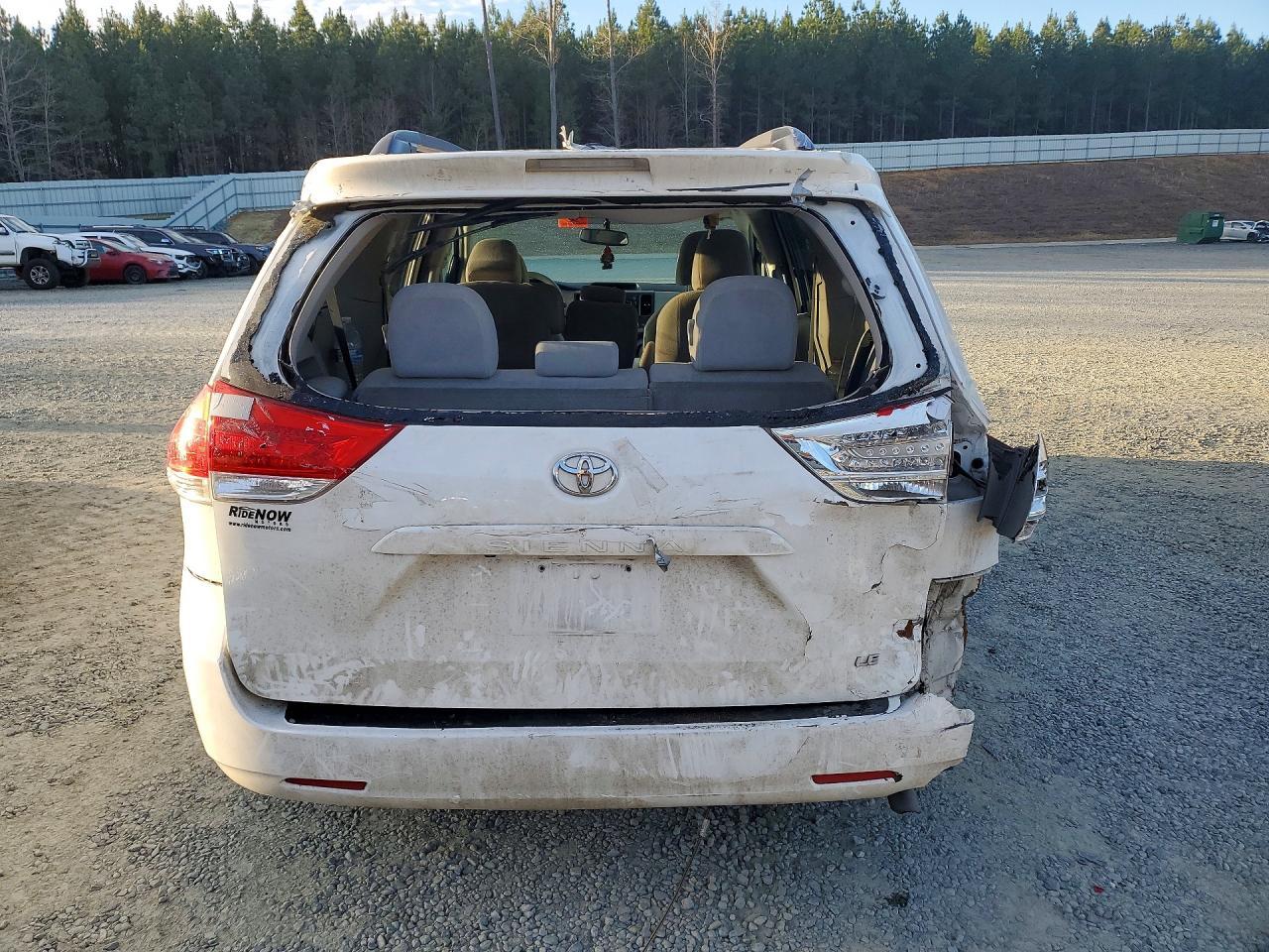 2013 Toyota Sienna Le - Image 6