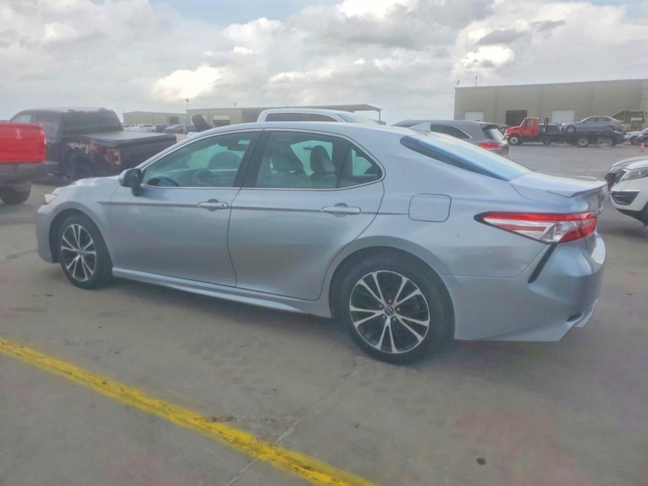 2020 Toyota Camry Se - Фото 2