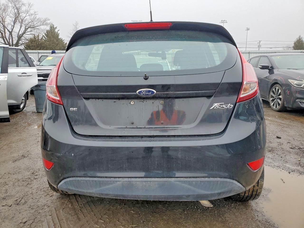 2015 Ford Fiesta Se - Фото 6
