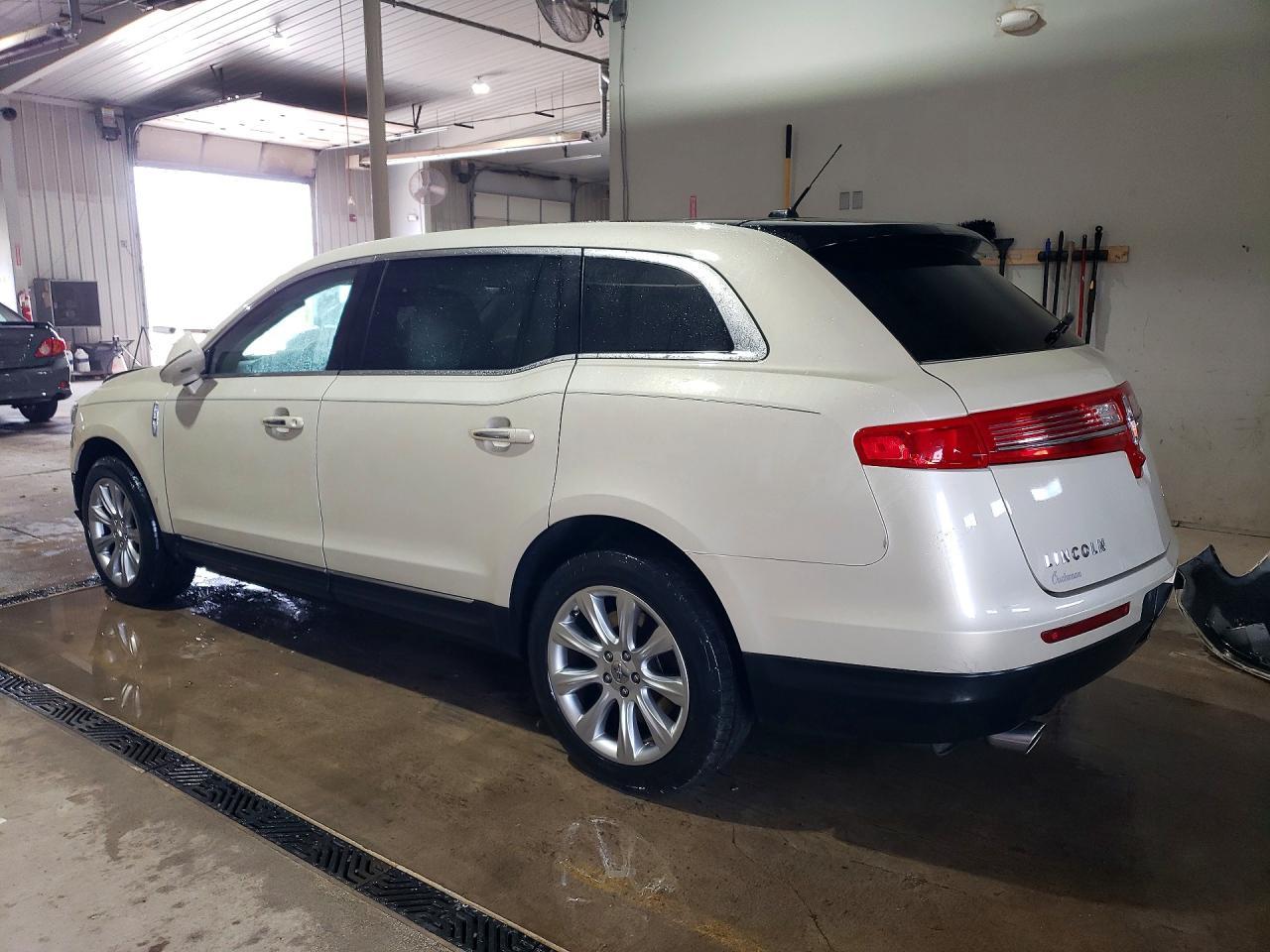 2015 Lincoln Mkt - Image 2