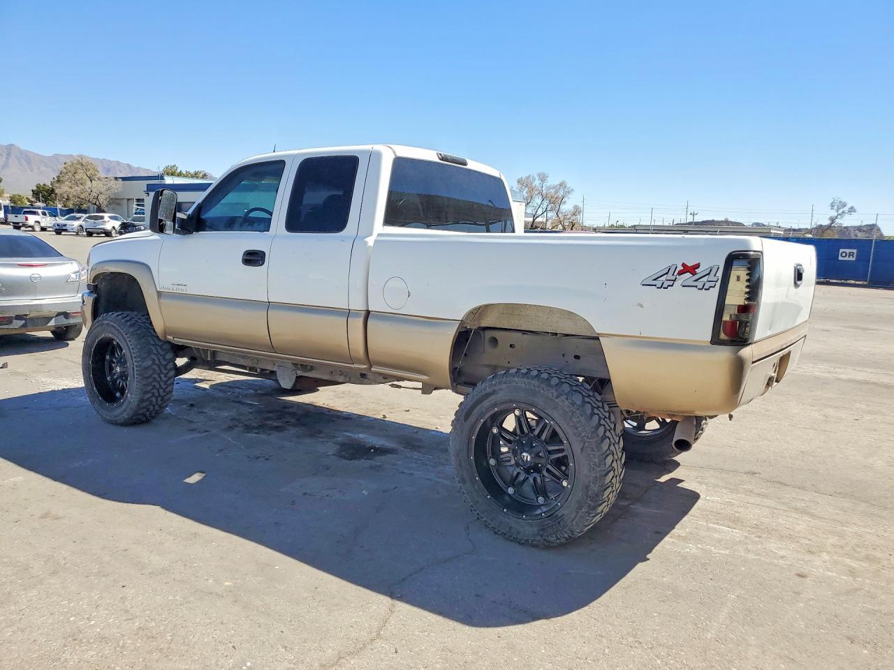 2004 GMC Sierra K2500 Heavy Duty - Фото 2