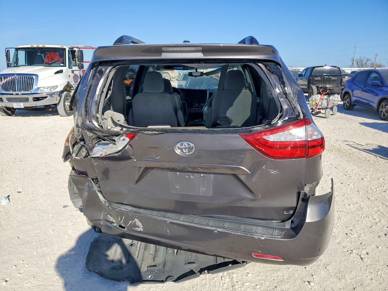 2015 Toyota Sienna Le 8-Passenger - Фото 6