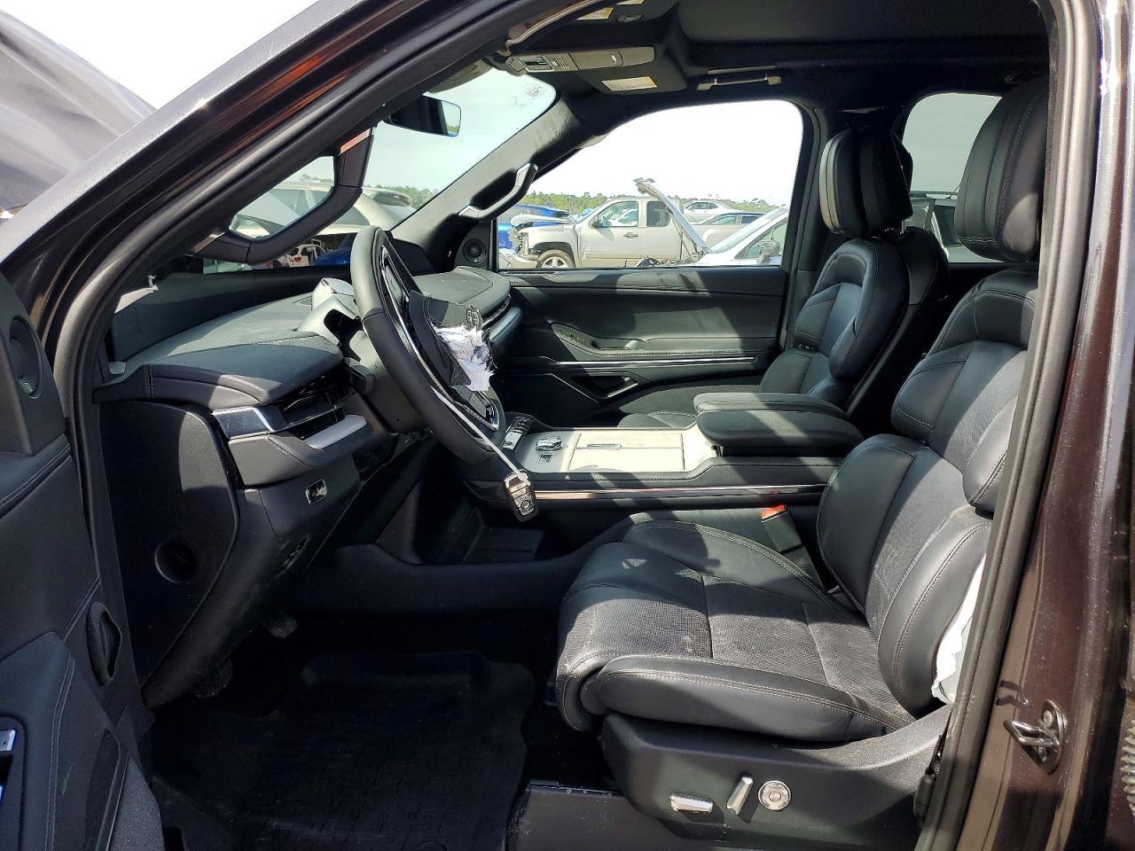 2025 Lincoln Townhouse Navigator - Image 7