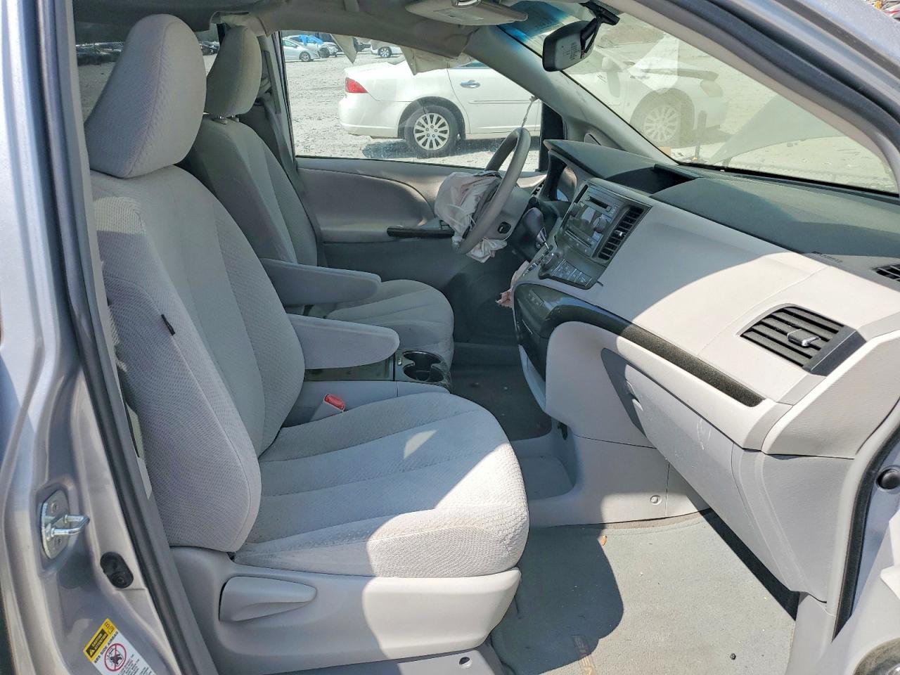 2013 Toyota Sienna Le 8-Passenger - Фото 7