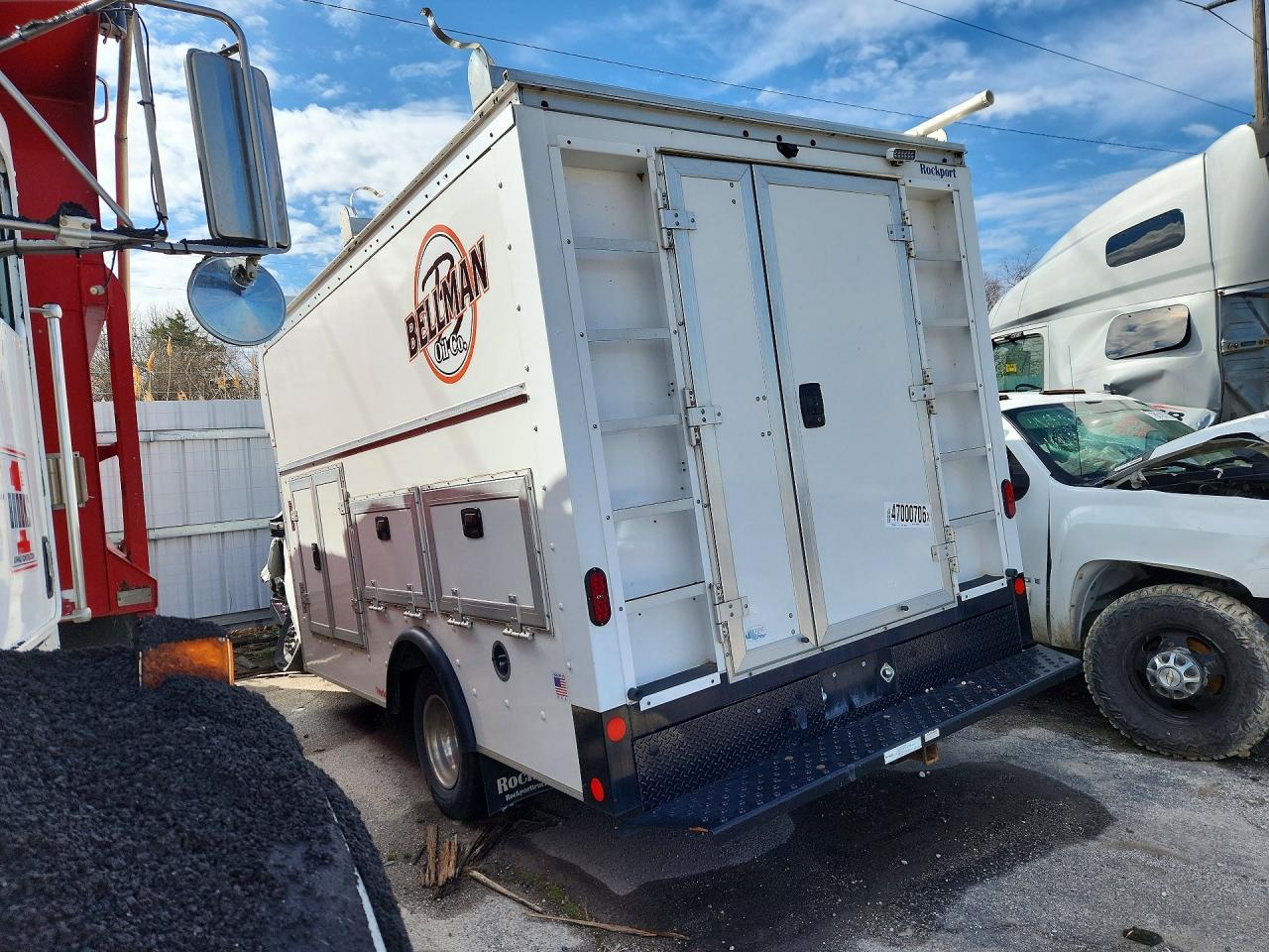 2023 Chevrolet Express G3500 Utl ** R & D * Pri Fleet ** - Image 2