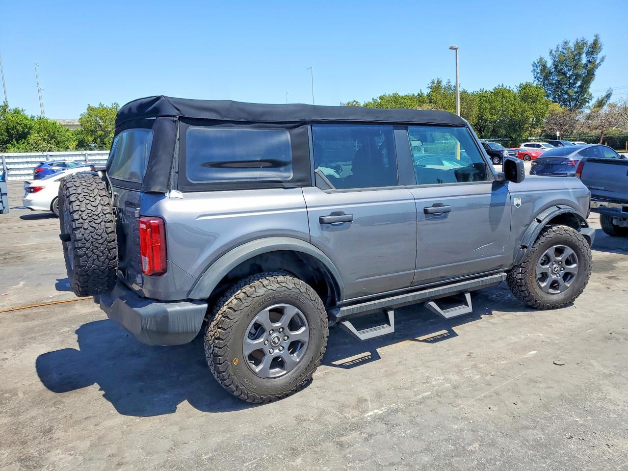2022 Ford Bronco Base - Image 3