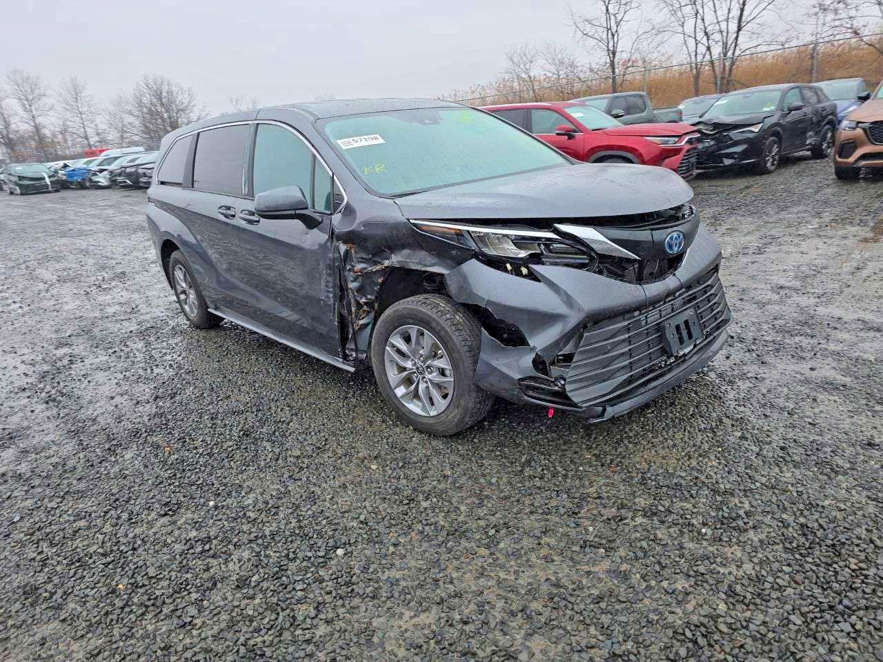 2025 Toyota Sienna Le - Image 3