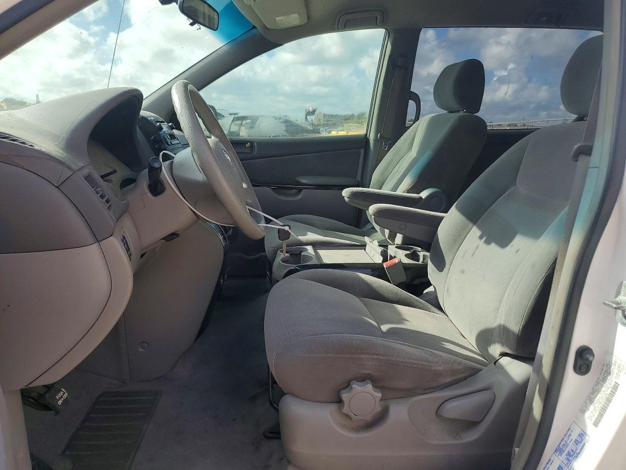 2004 Toyota Sienna Le 7 Passenger - Фото 7