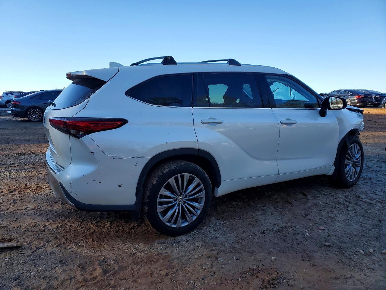 2021 Toyota Highlander Platinum - Image 3