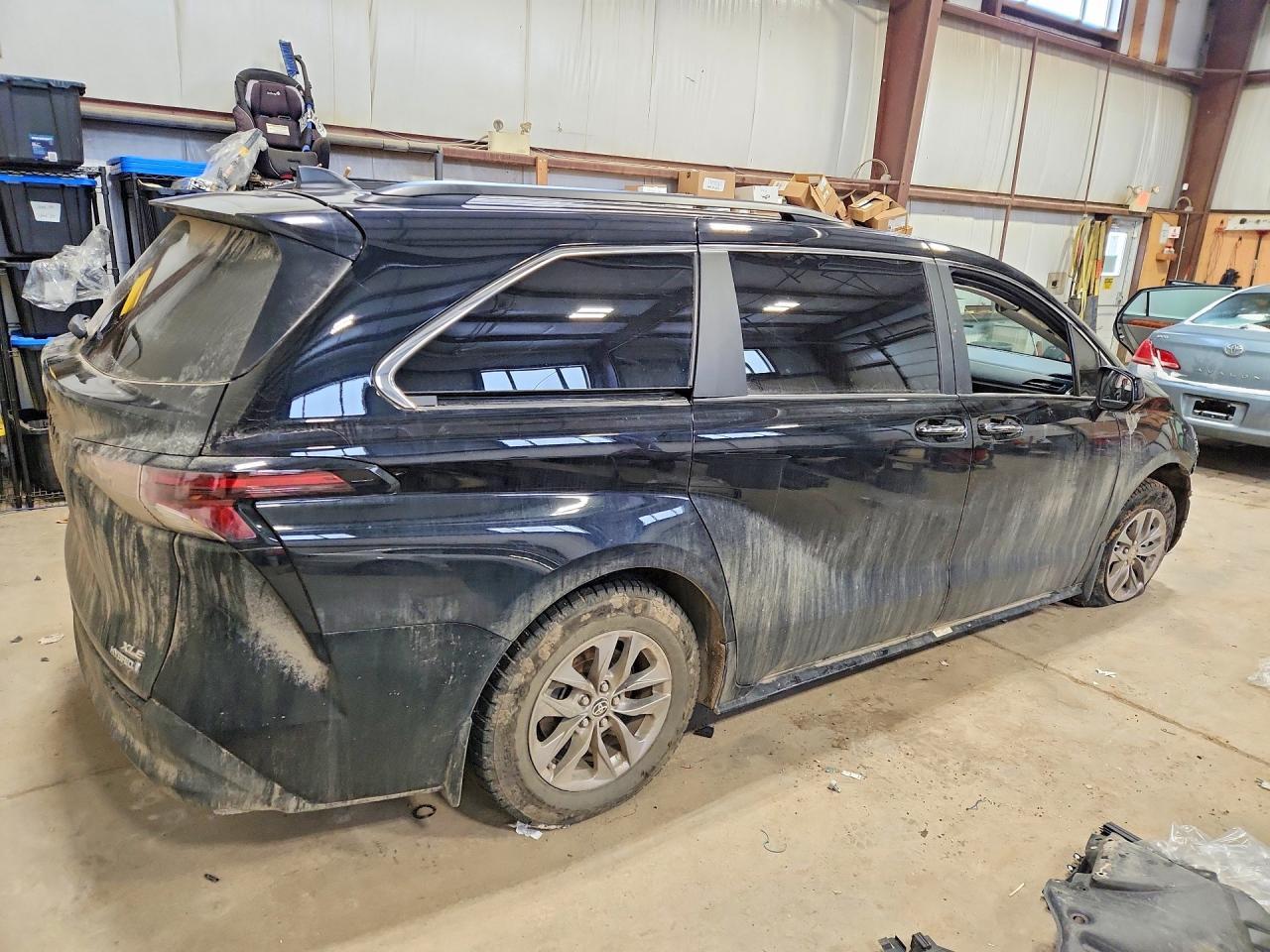 2024 Toyota Sienna Le - Image 3