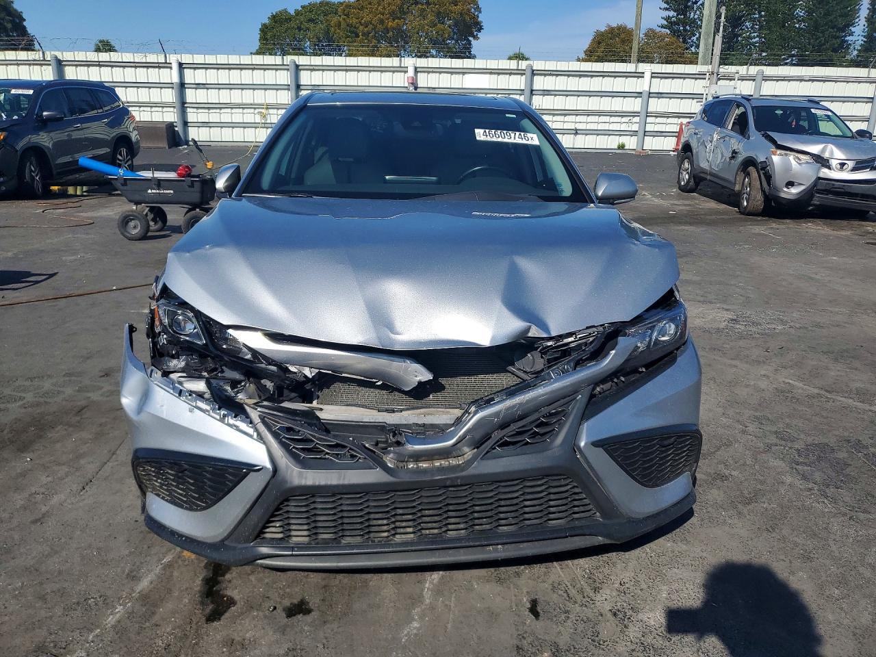 2022 Toyota Camry Hybrid Se - Image 5