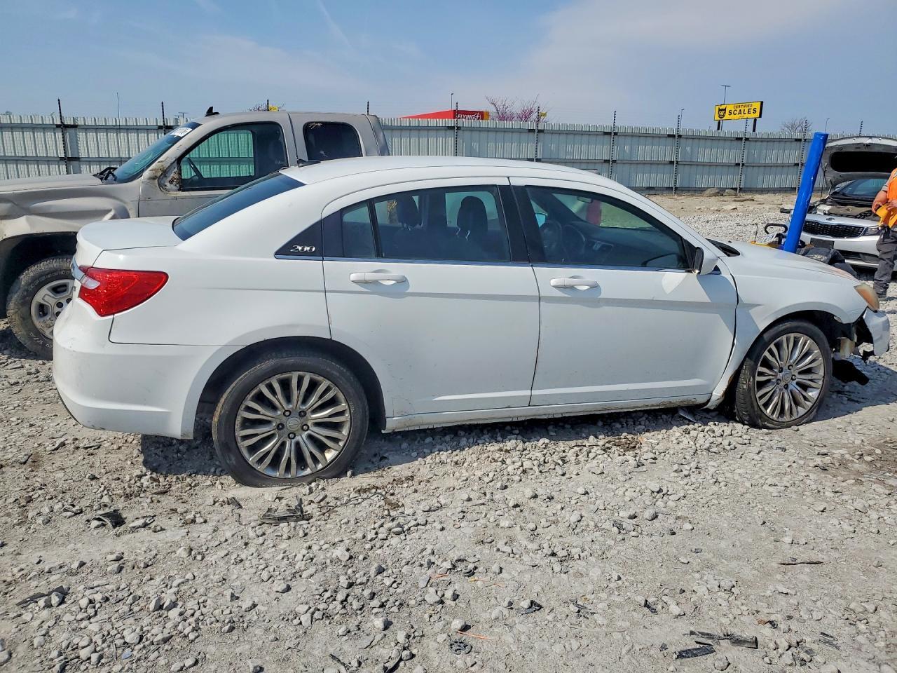 2013 Chrysler 200 Lx - Image 3