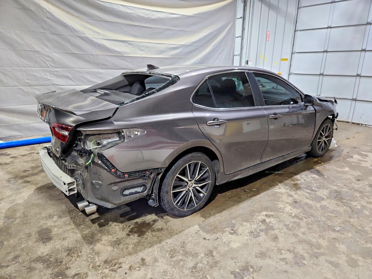 2021 Toyota Camry Se - Фото 3