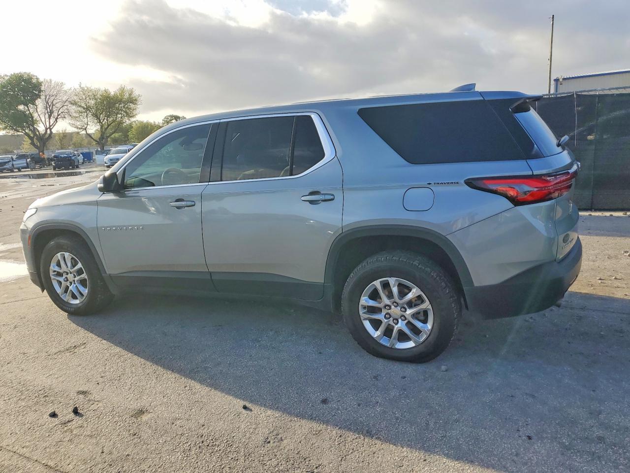 2023 Chevrolet Traverse Ls - Фото 2