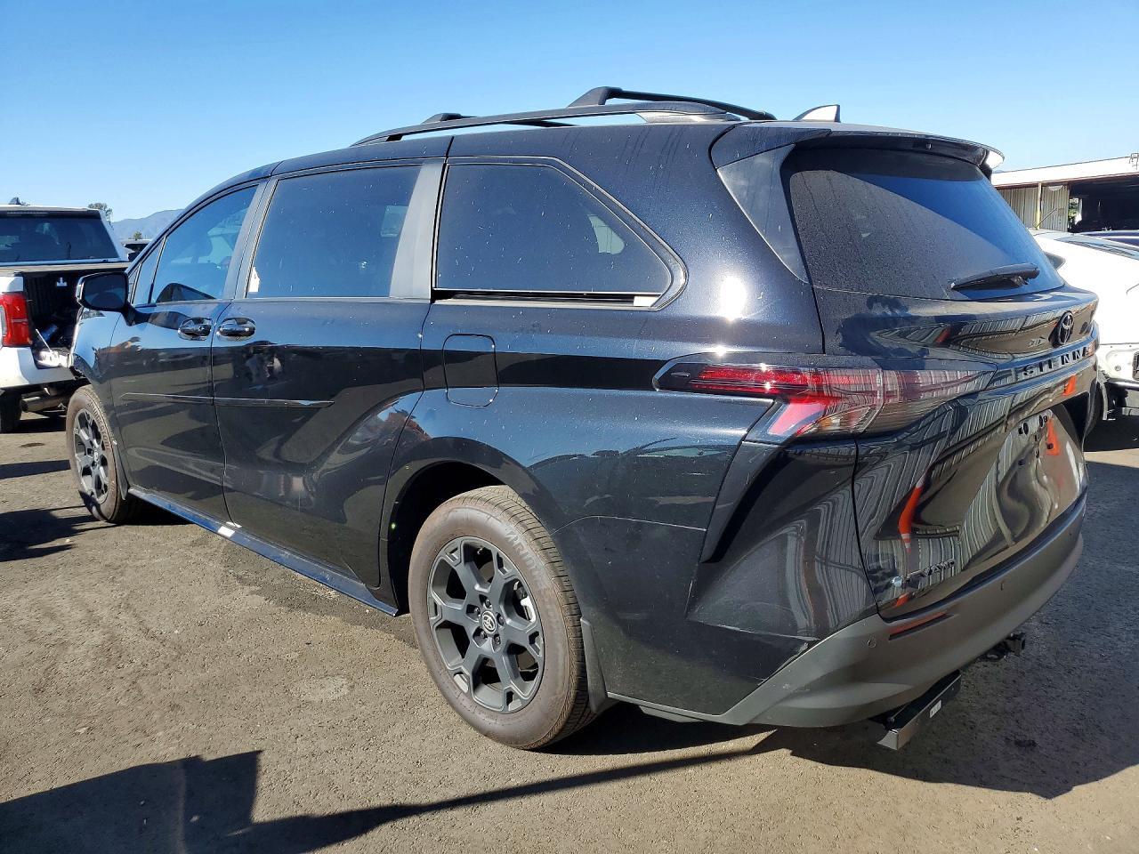 2025 Toyota Sienna Woodland Edition - Фото 2