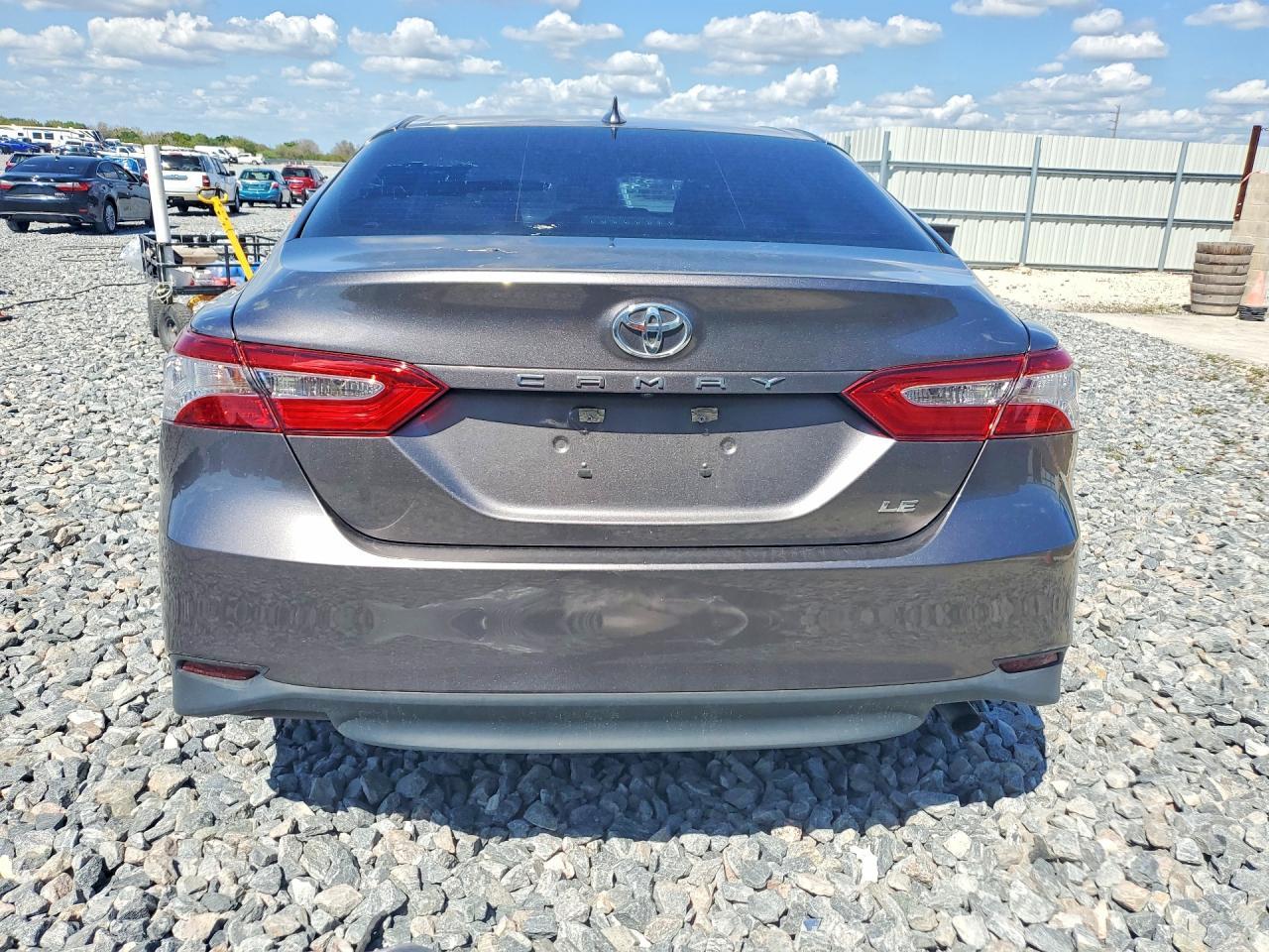 2020 Toyota Camry Le - Фото 6