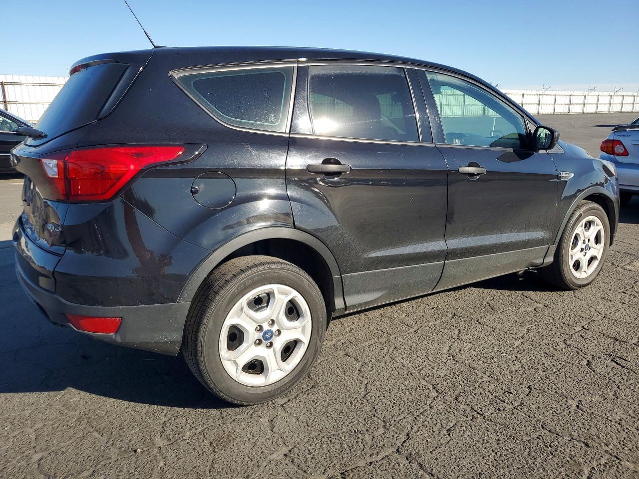 2019 Ford Escape S - Фото 3