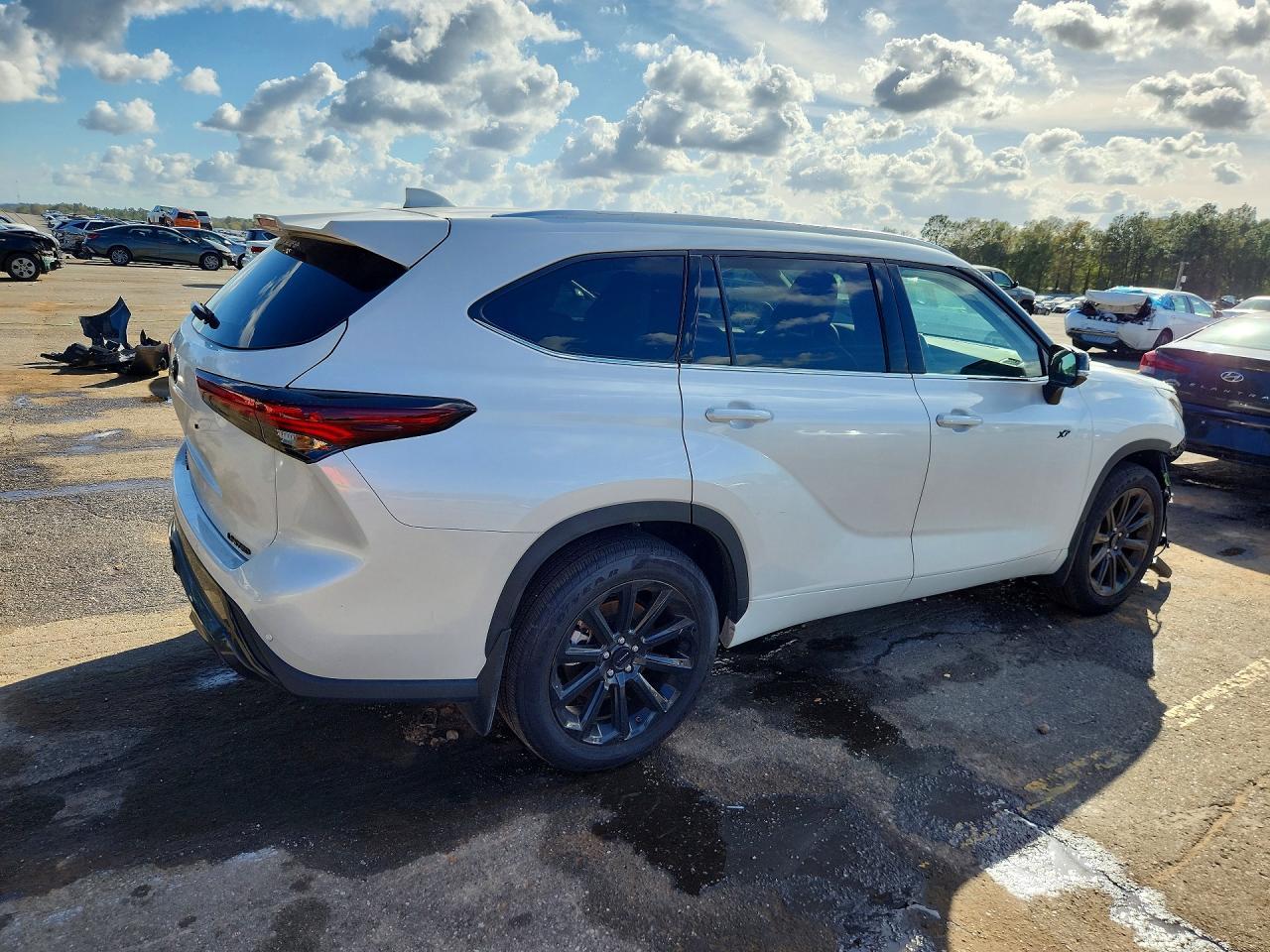 2025 Toyota Highlander Limited - Image 3