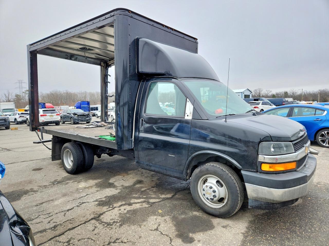 2023 Chevy Express G3500 Box Truck ** R & D * Pri Fleet ** - Image 4