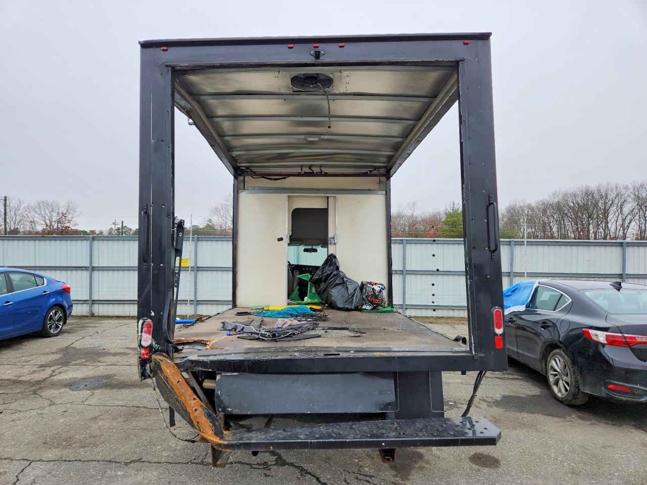 2023 Chevy Express G3500 Box Truck ** R & D * Pri Fleet ** - Image 6