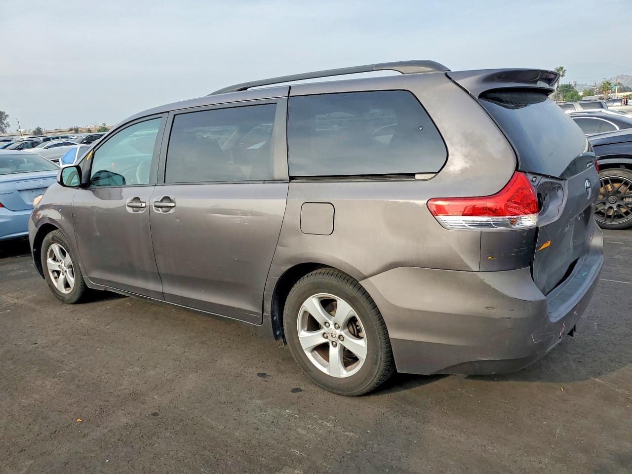 2011 Toyota Sienna Le 8-Passenger - Фото 2