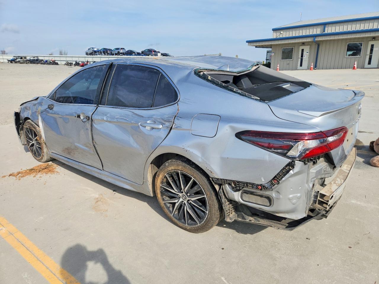 2022 Toyota Camry Se - Фото 2
