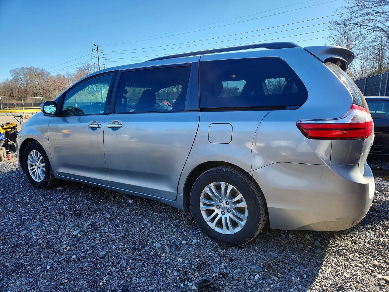 2016 Toyota Sienna Xle 8-Passenger - Фото 2