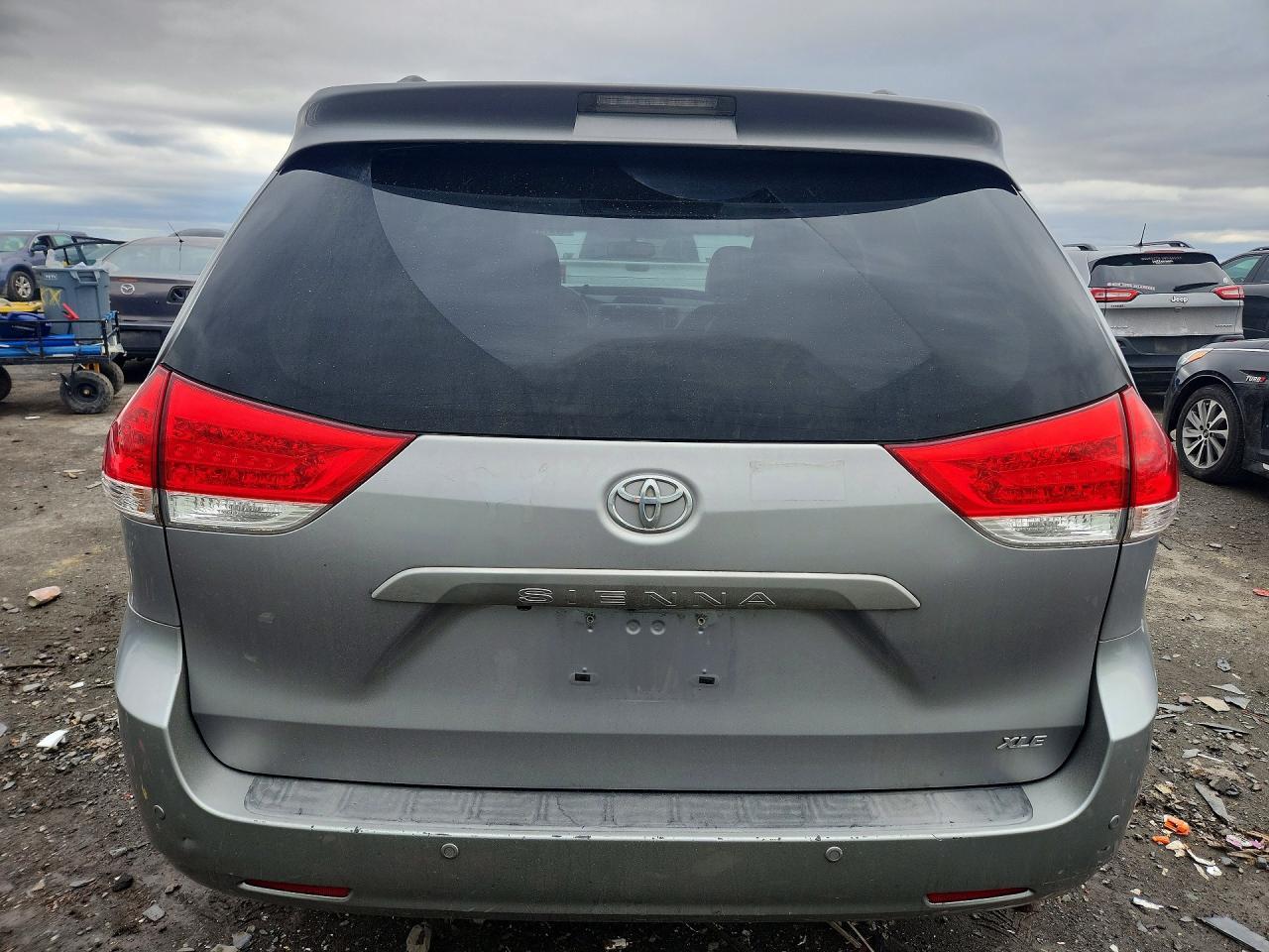 2011 Toyota Sienna Xle 8-Passenger - Фото 6