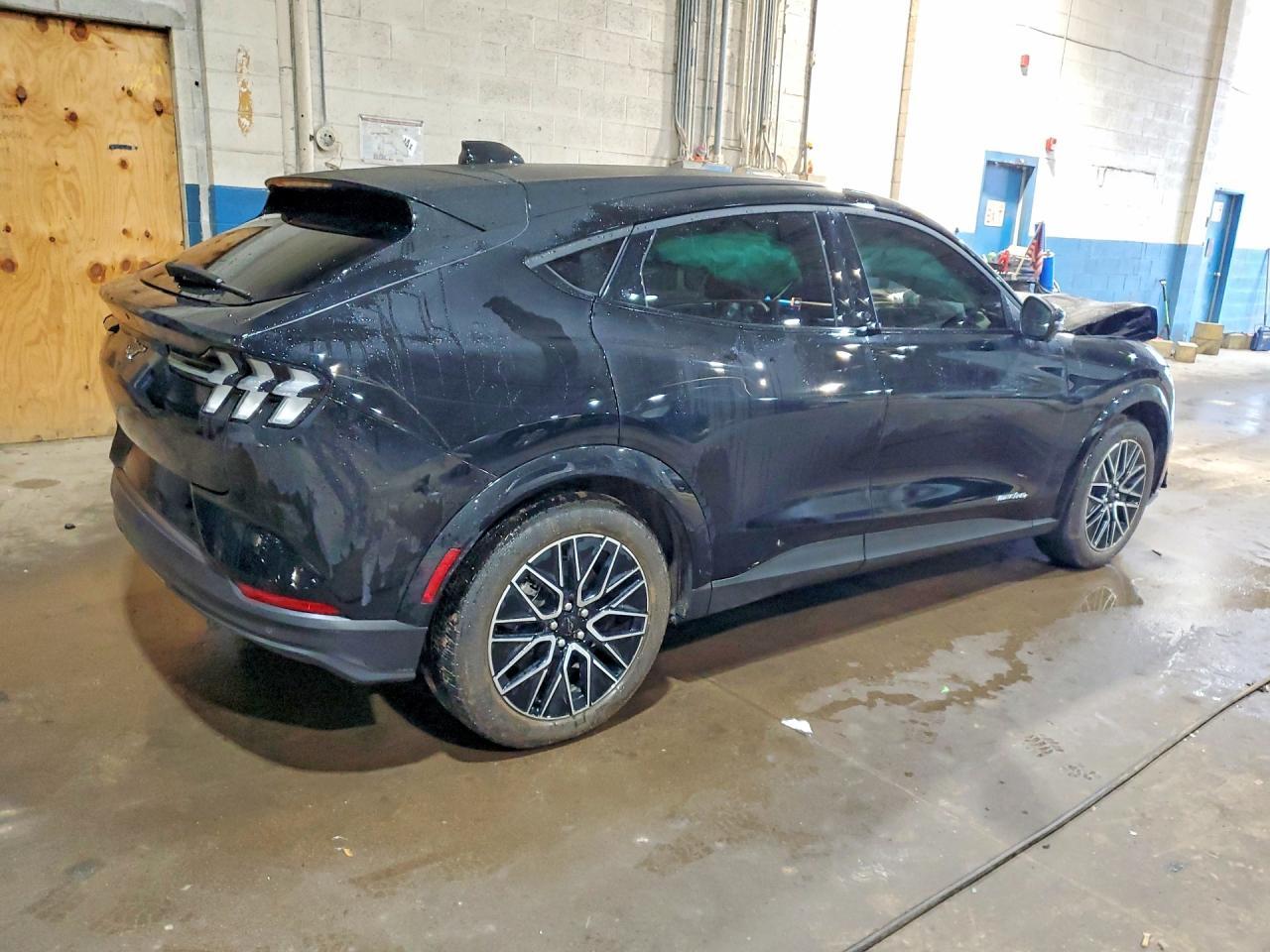 2025 Ford Mustang Mach-E Premium - Фото 3