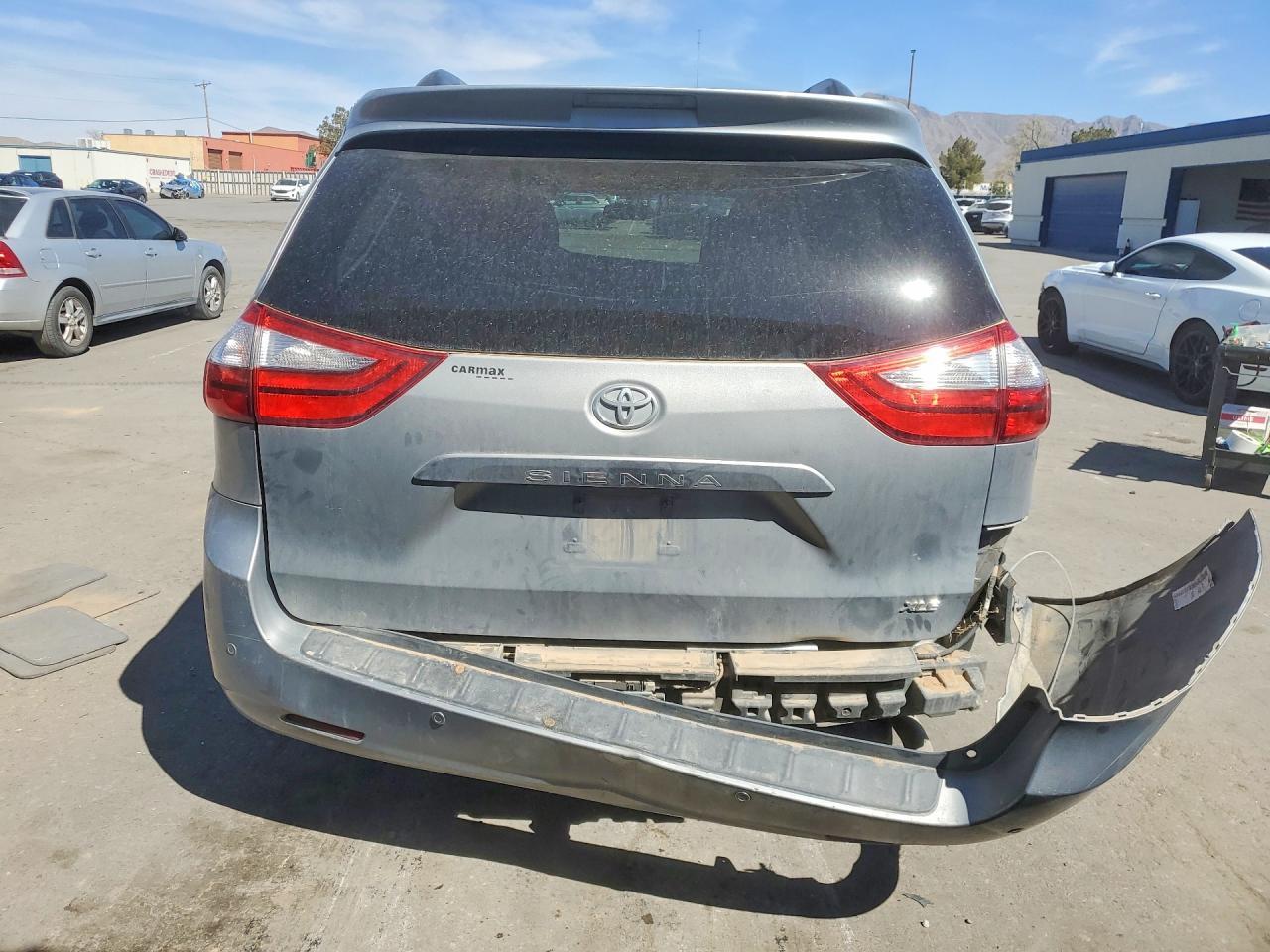 2016 Toyota Sienna Xle 8-Passenger - Image 6