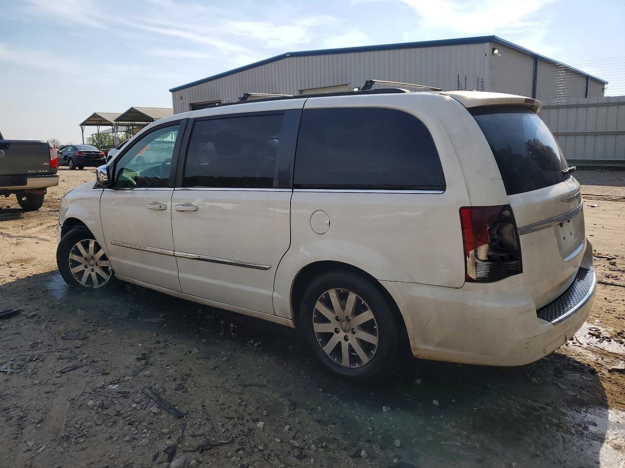 2011 Chrysler Town & Country Touring L - Фото 2