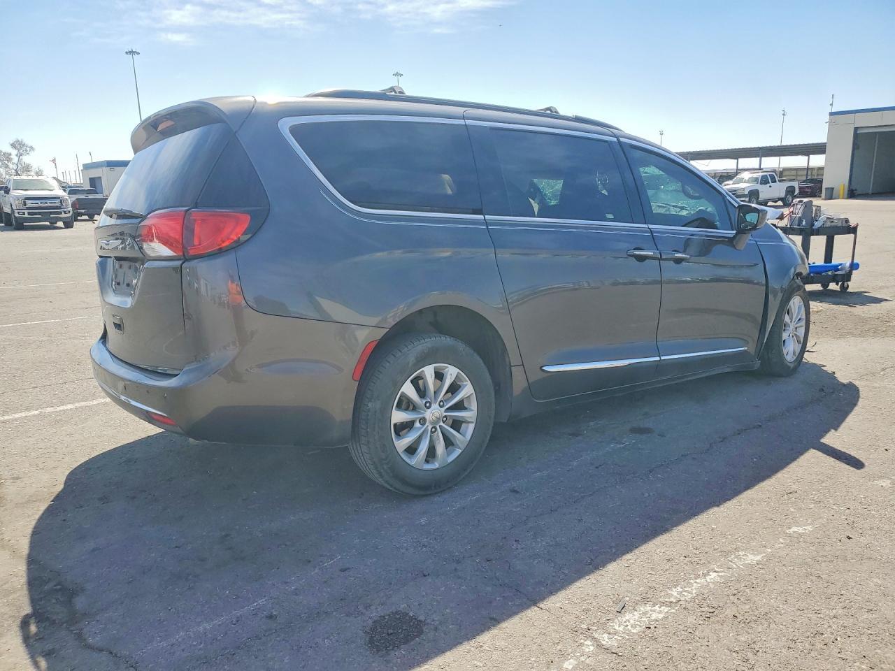 2017 Chrysler Pacifica Touring L - Фото 3