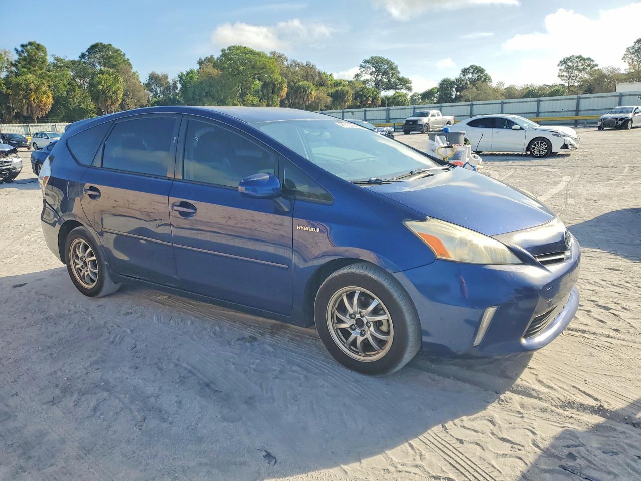 2013 Toyota Prius V Two - Фото 4