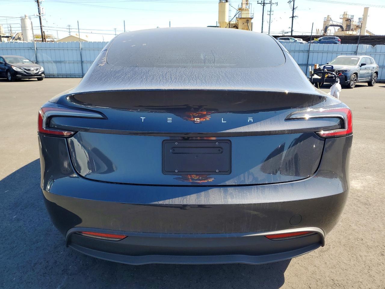 2025 Tesla Model 3 - Фото 6