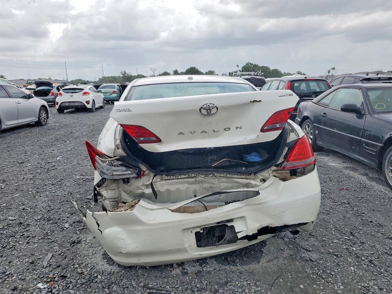 2009 Toyota Avalon Limited - Image 6