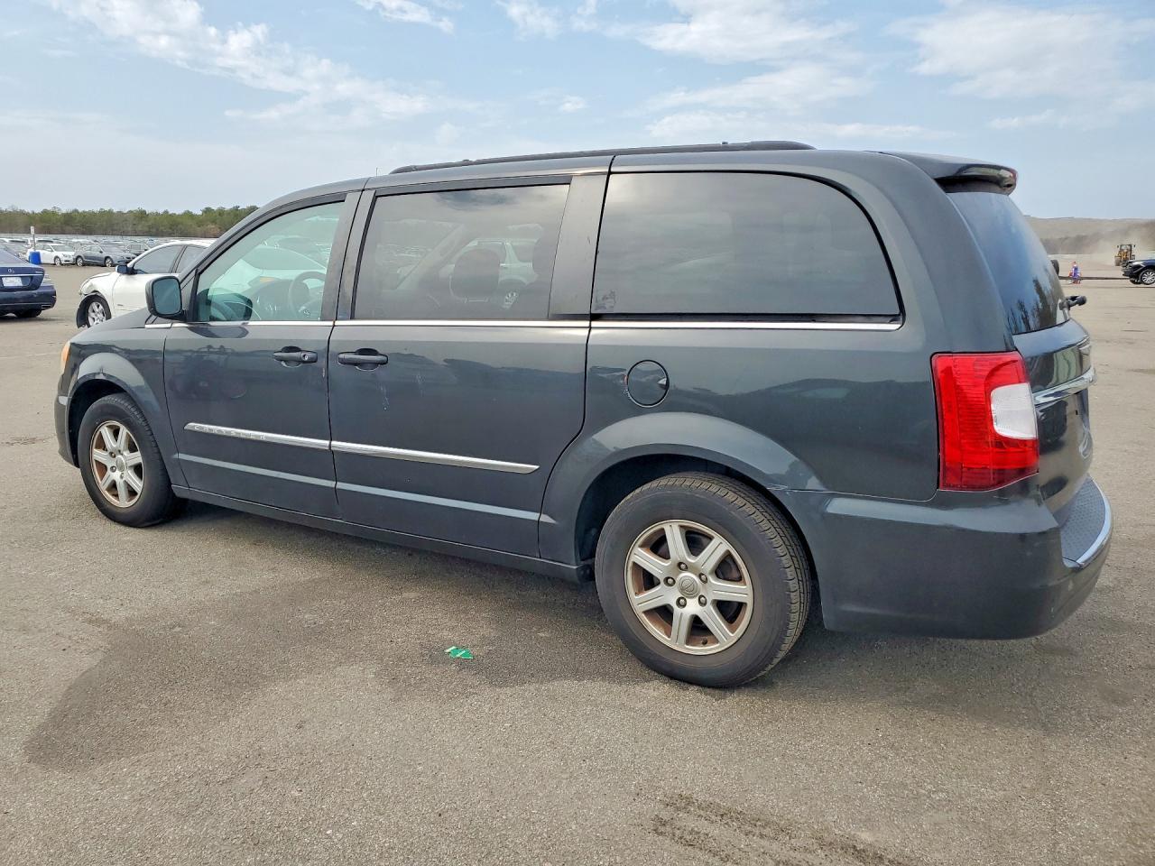 2012 Chrysler Town & Country Touring - Image 2