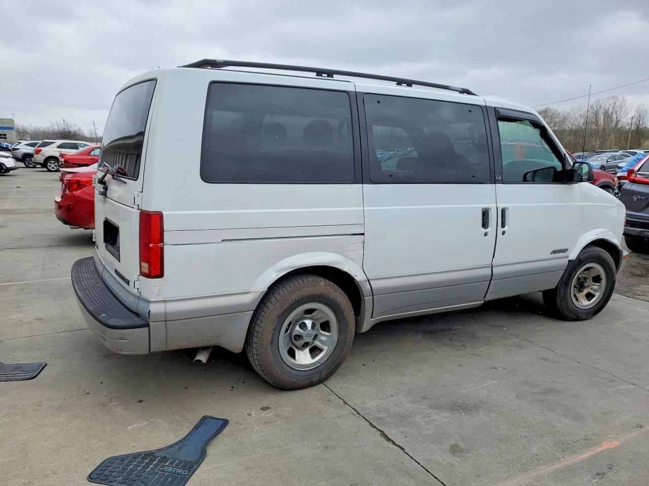 1999 Chevrolet Astro - Фото 3