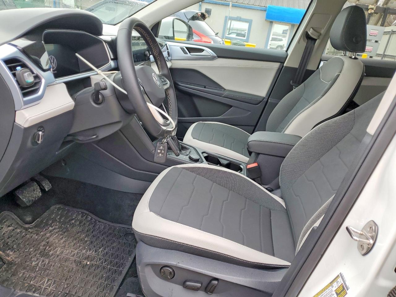 2025 Volkswagen Taos Se - Image 7