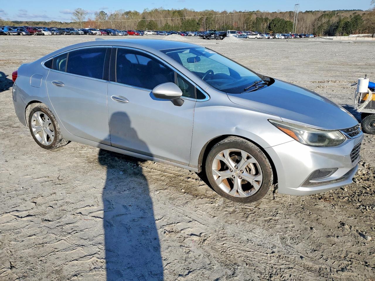 2017 Chevrolet Cruze Premier - Image 4