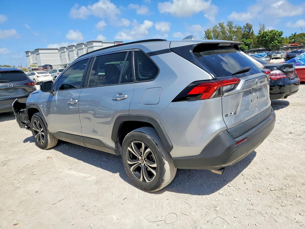 2021 Toyota Rav4 Le - Фото 2