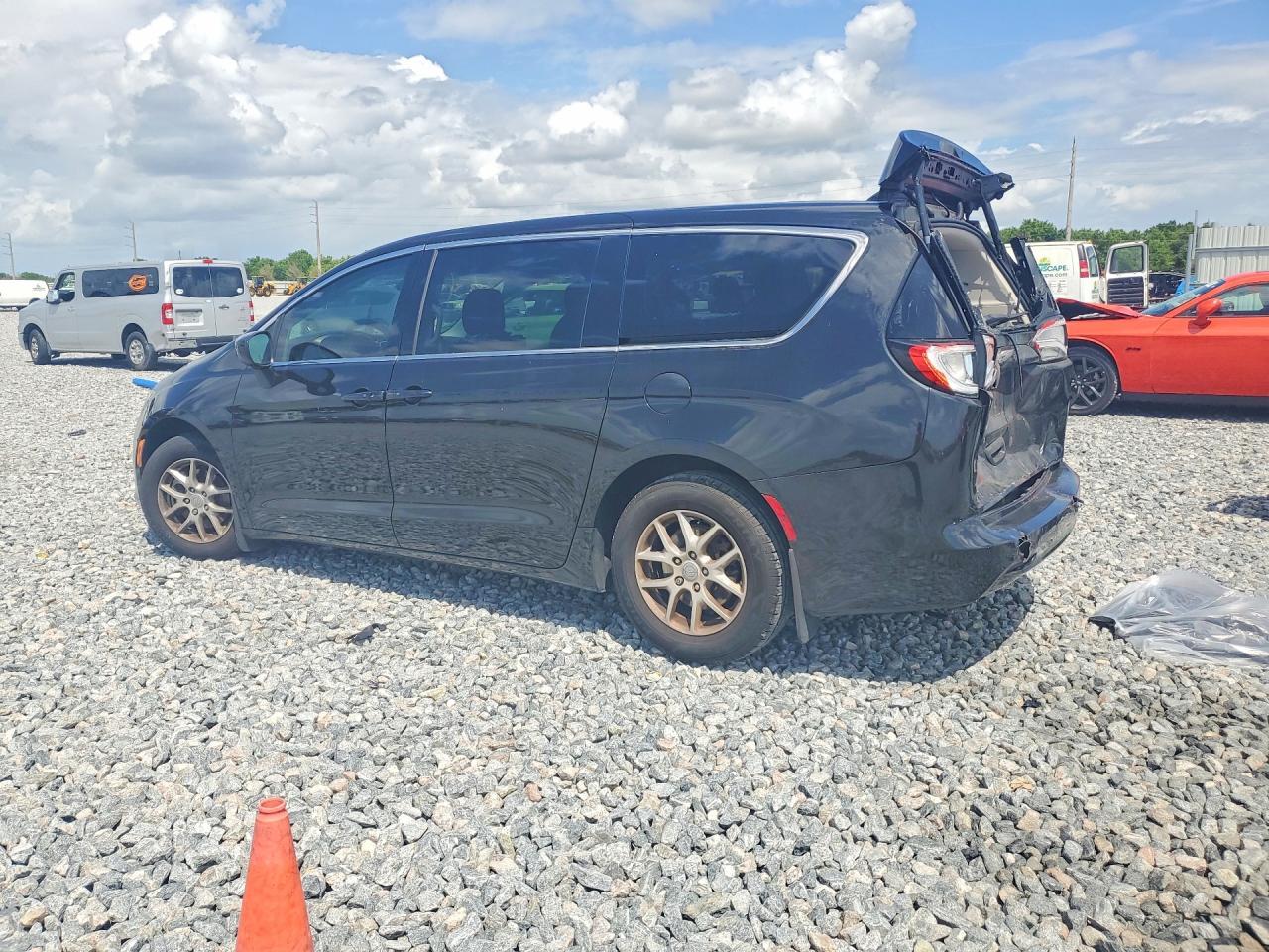 2017 Chrysler Pacifica Touring - Image 2