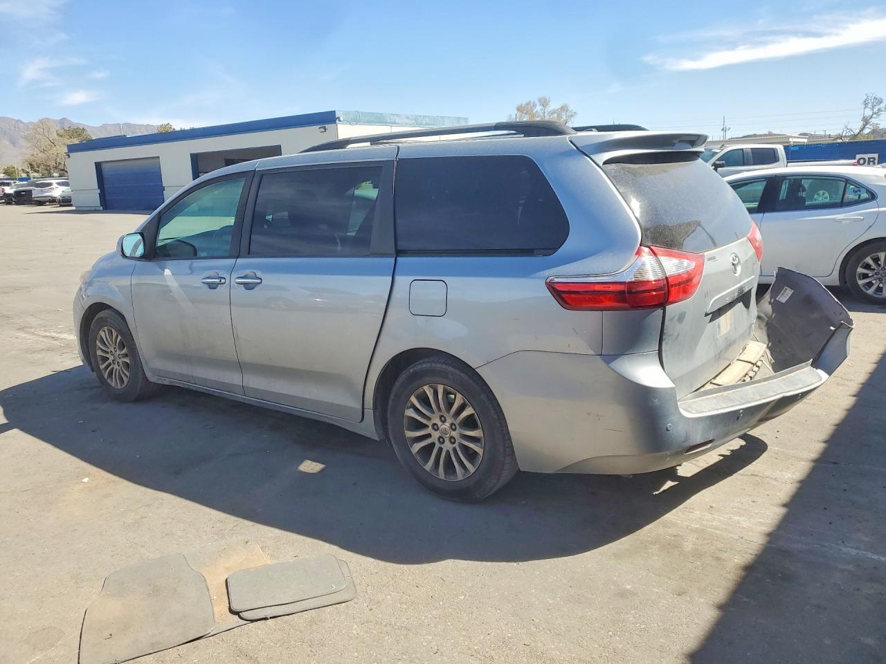 2016 Toyota Sienna Xle 8-Passenger - Image 2