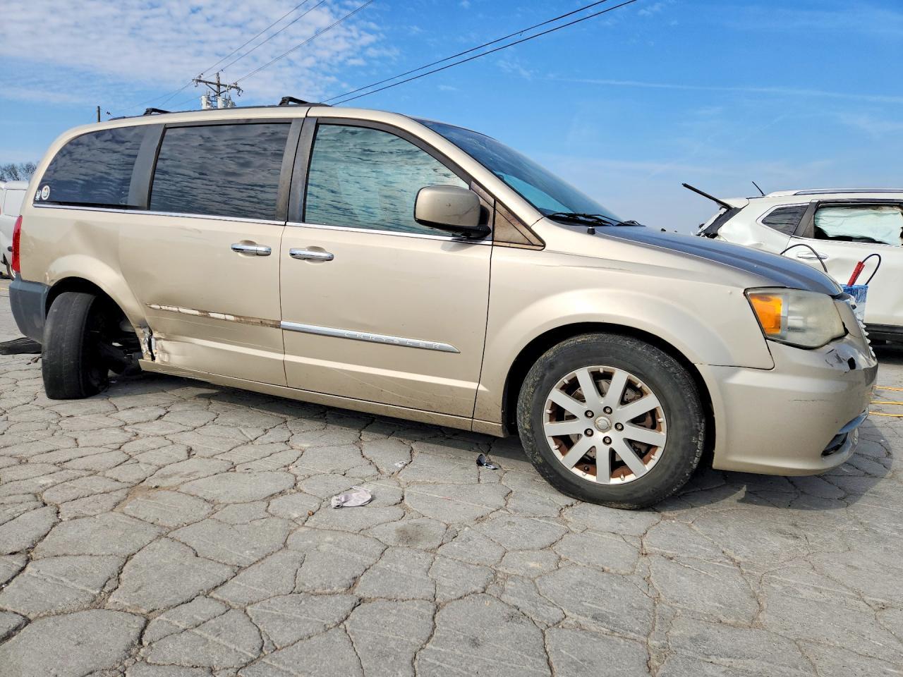 2012 Chrysler Town & Country Touring L - Фото 4