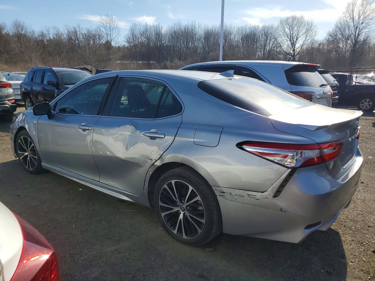 2020 Toyota Camry Se - Фото 2